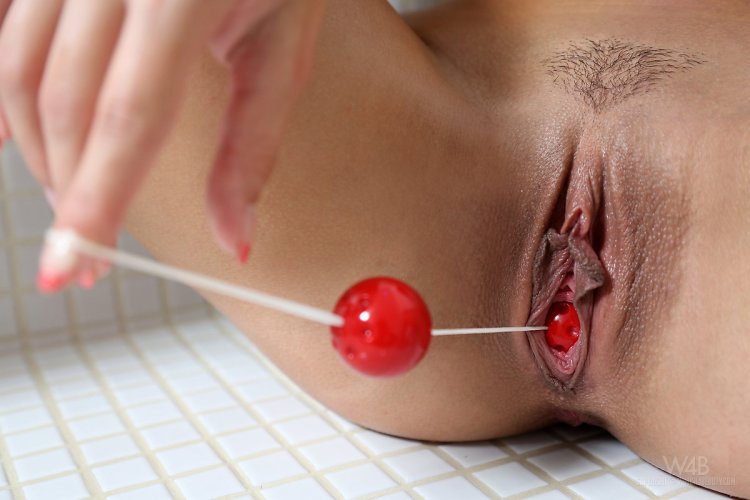 Большой Чупа Чупс в вагине