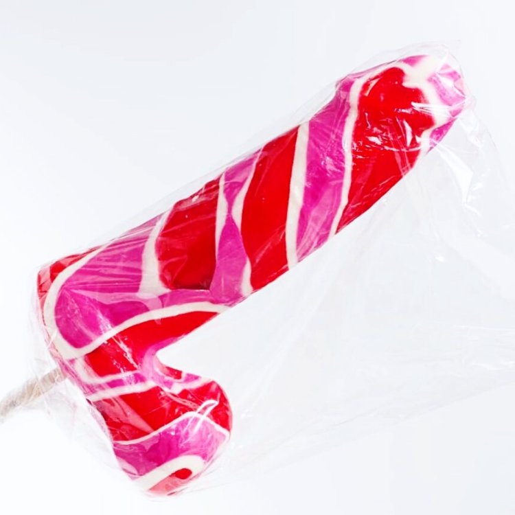 Сунула мороженое в киску