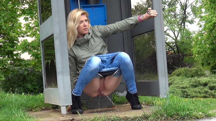 Писсинг красивых девушек