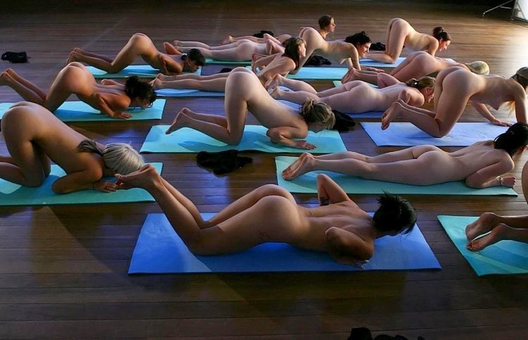 Голые девки занимаются спортом