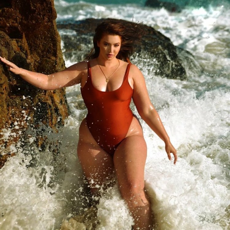 Надин Янсен в синем купальнике