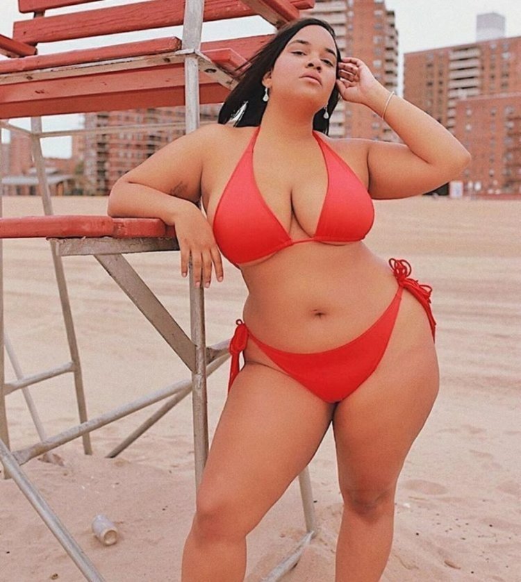 Юная толстушка в купальнике