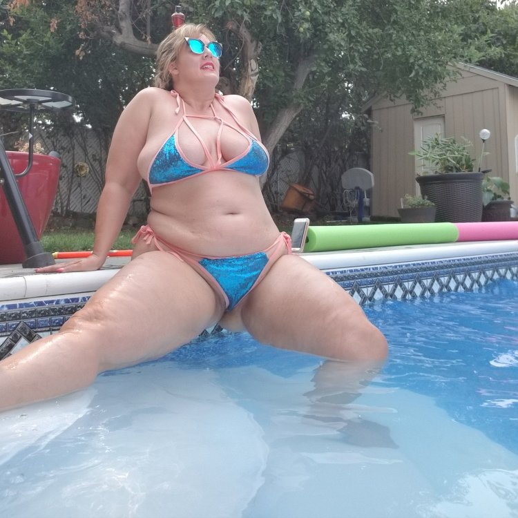 Большие сиськи в мини бикини