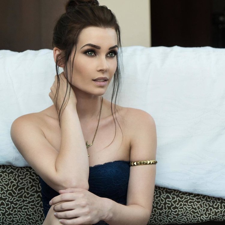 Niece Waidhofer в платье