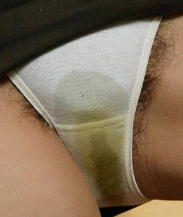 Женщины в грязных трусах