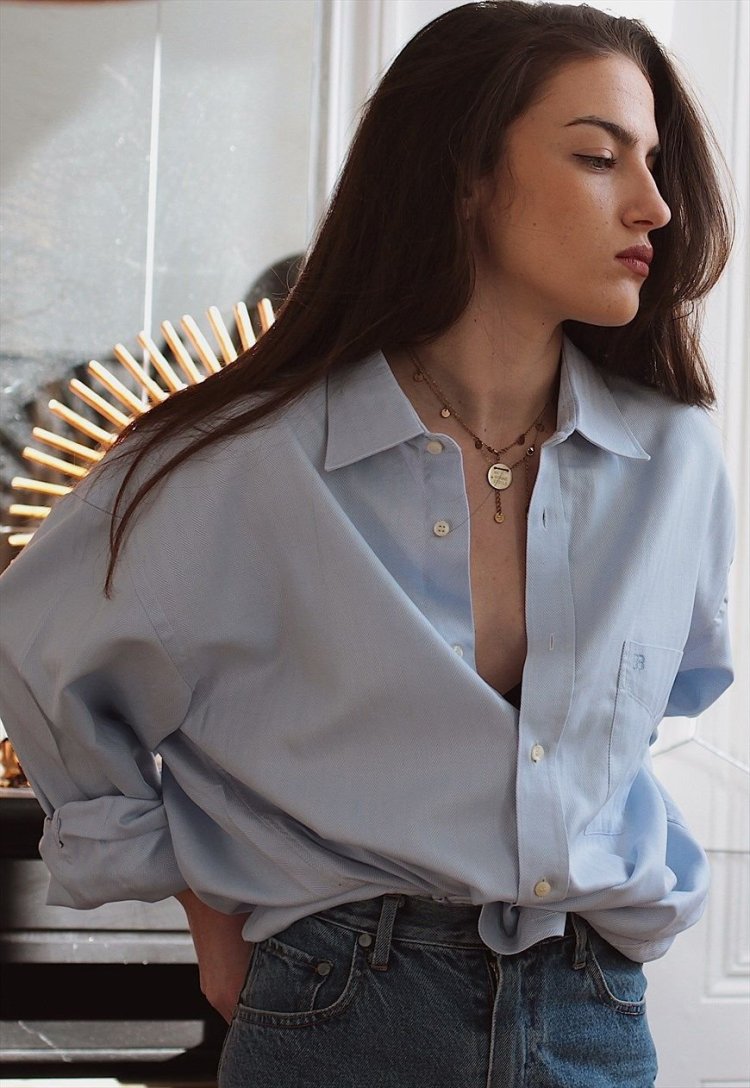 Девушка расстегнула