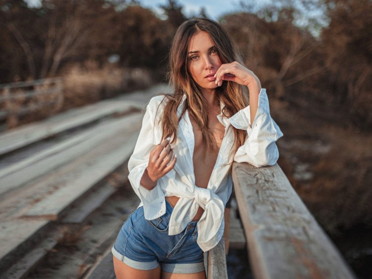 Мужчина с открытой грудью в пол-оборота