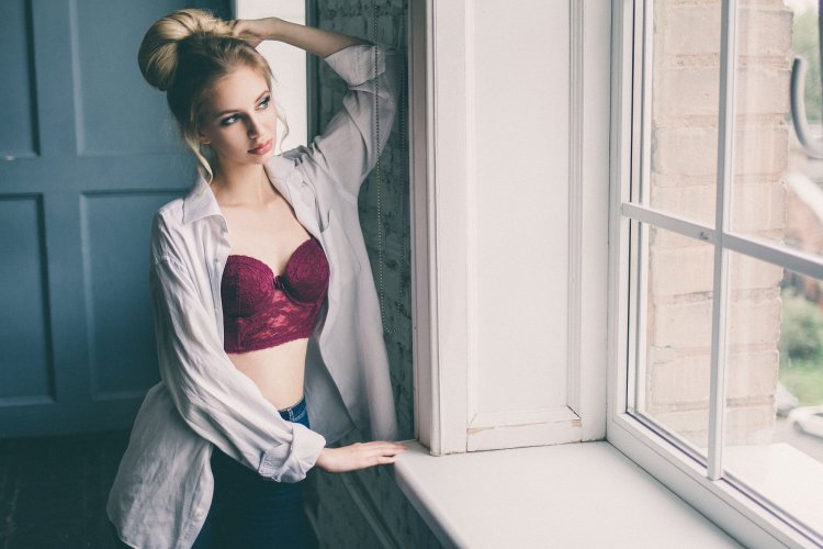 Девушка в рубашке Эстетика