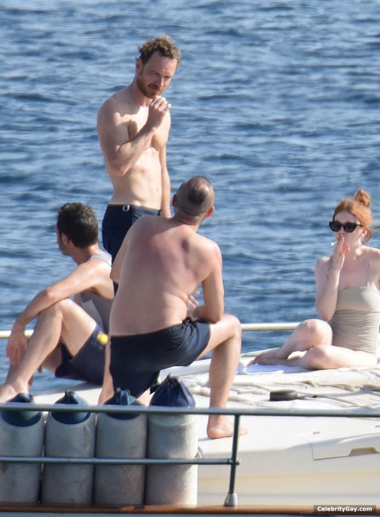 Майкл Фассбендер на пляже