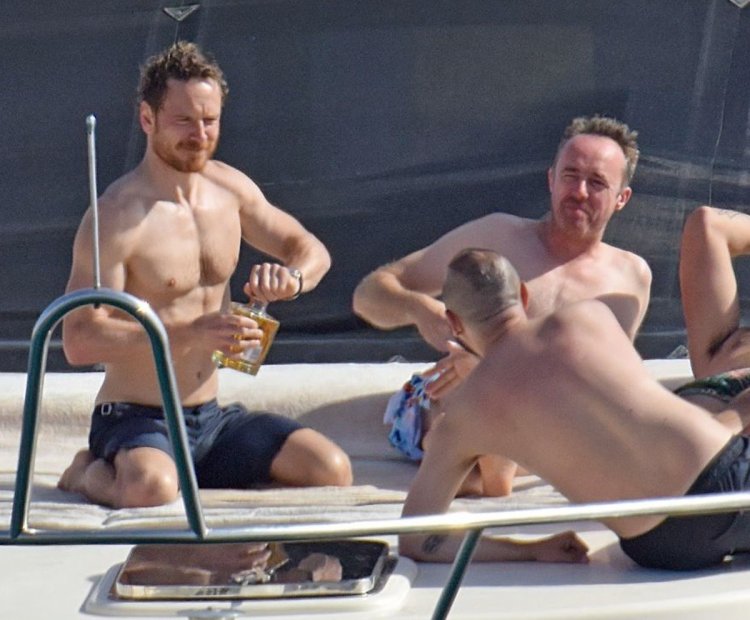 Майкл Фассбендер торс 2021