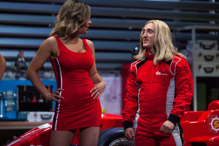 Карина Зверева в шоу однажды в России