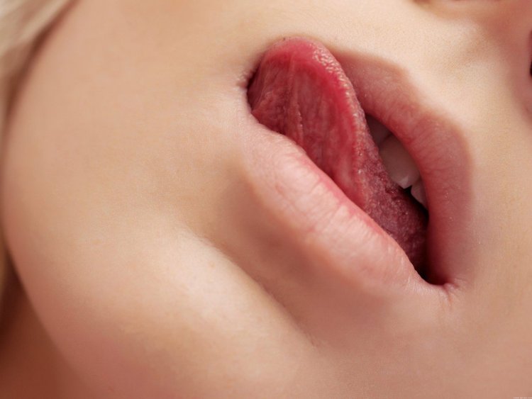 Розовый цветок похожий на вагину