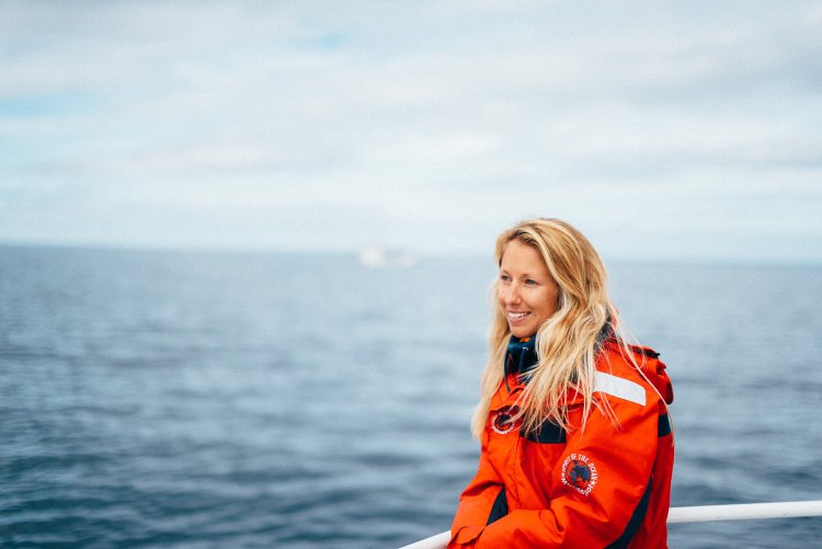 Грудастые девушки из Исландии