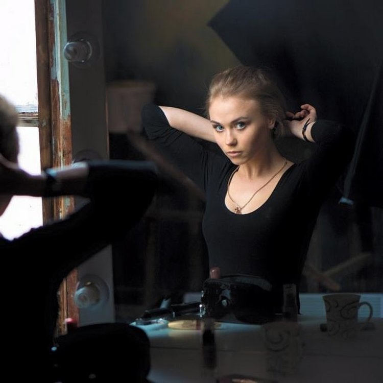 Женя Ковалева в черном платье