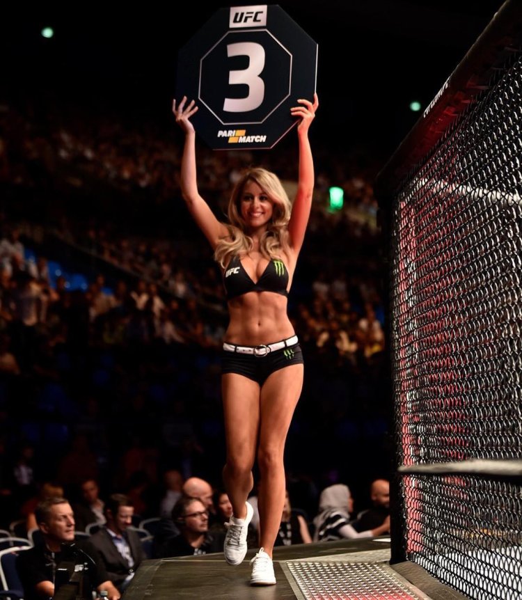 Ринг-герл UFC Арианни Селест