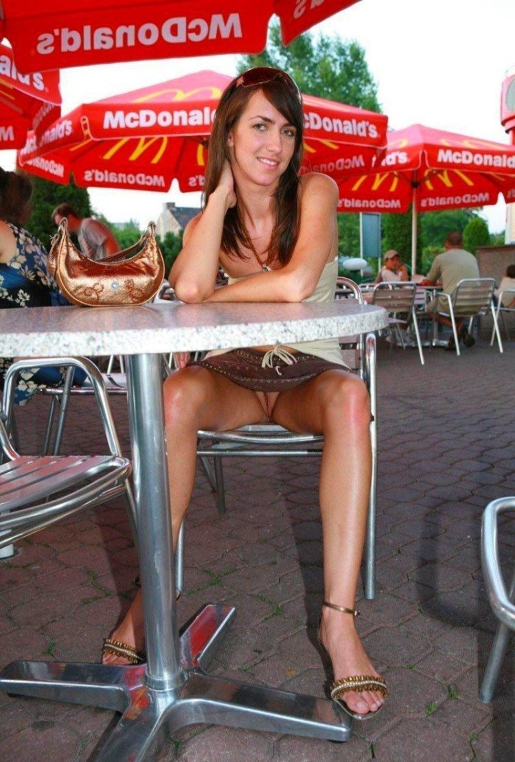 Пьяные девушки без трусов