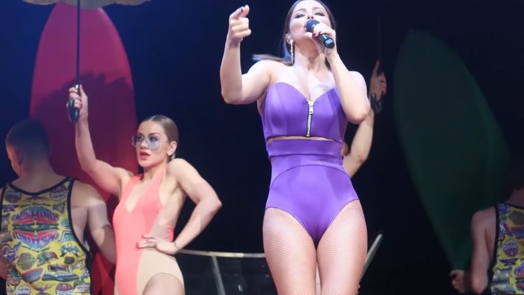 Ани Лорак на сцене в боди