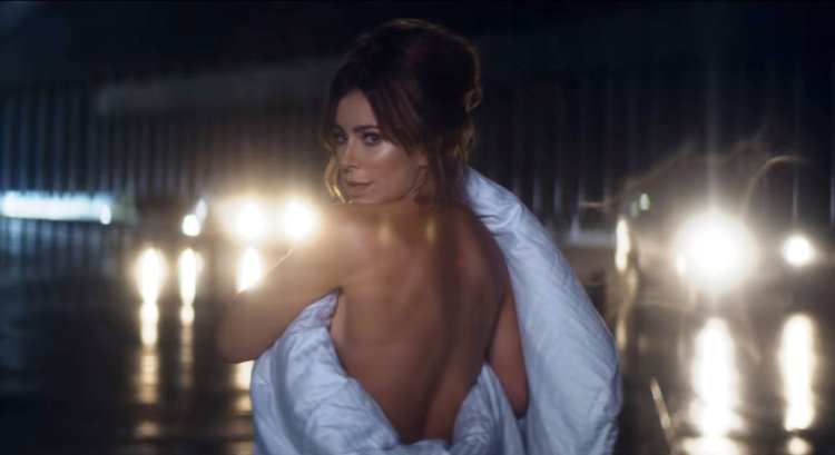 Ани Лорак в бархатном платье