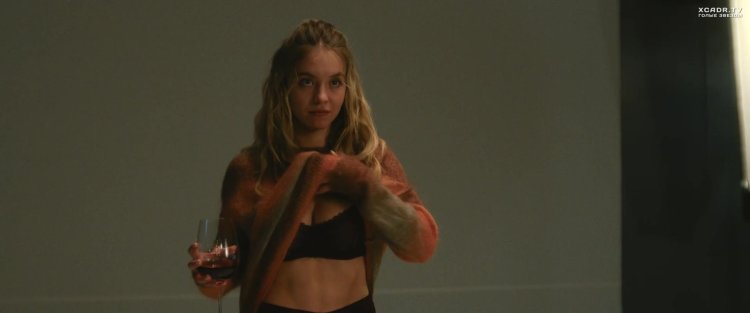 Сидни Суини сиськи селфи