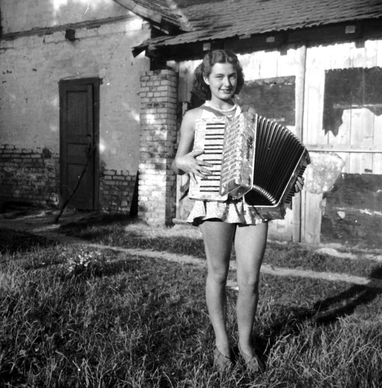 Француженки певицы с аккордеоном