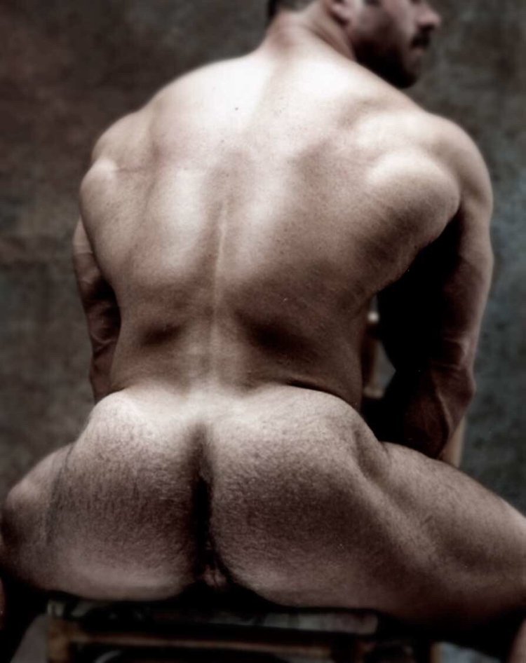 Голые попки молодых парней