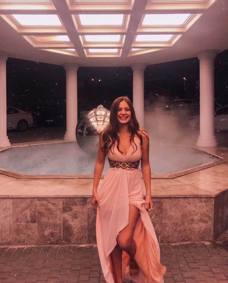 Актриса Фахрие Эвджен