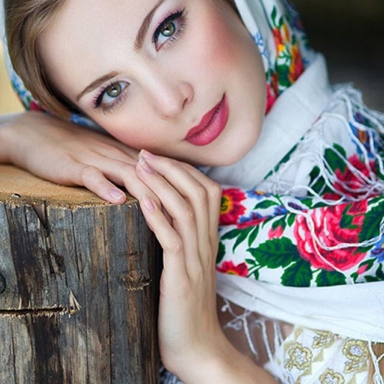 Голая рыжая с косой в поле