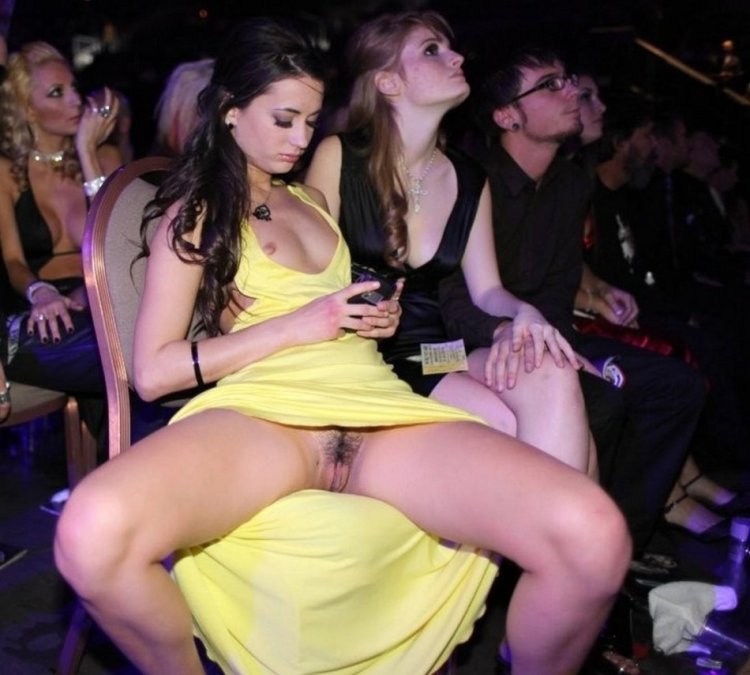 Девушка на дискотеке без трусов