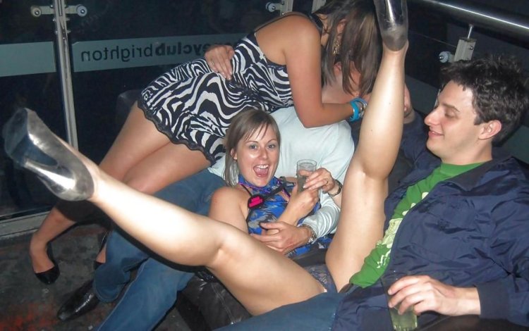 Пришла на вечеринку без трусов