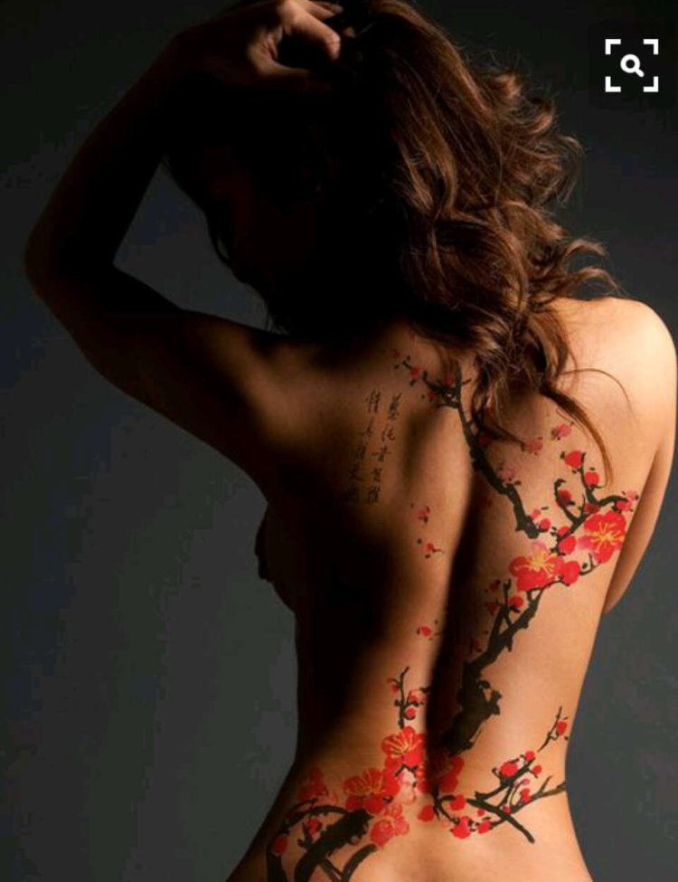 Татуировка на спине у девушки