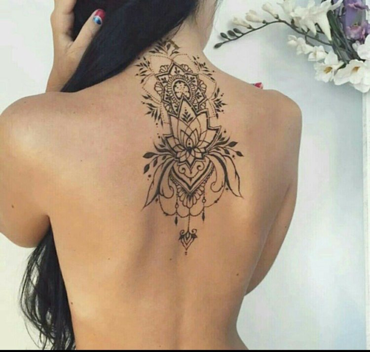 Тату крест на женском теле