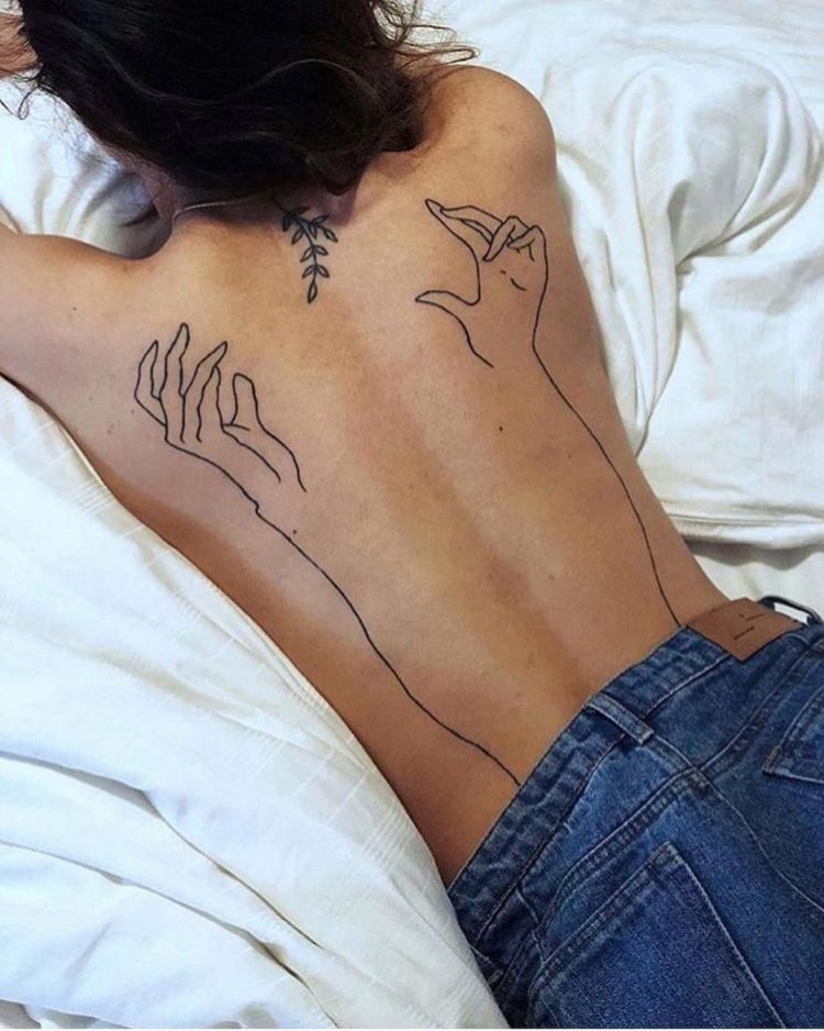 Эстер Экспозито тату