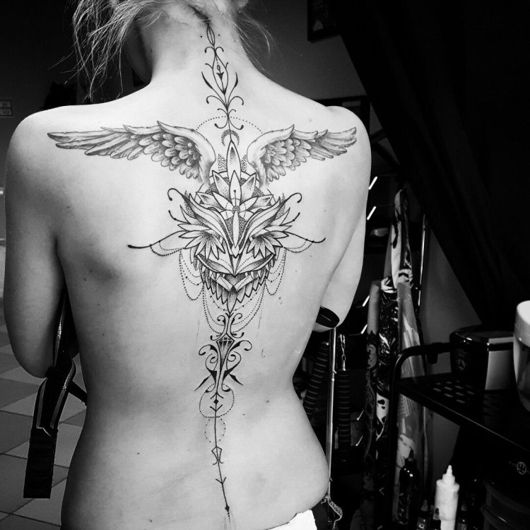 Тату вдоль спины