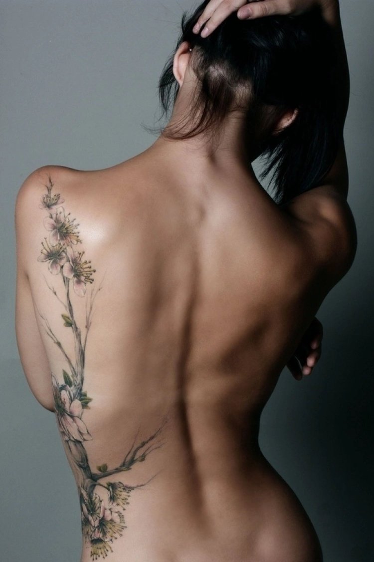 Грудастая женщина в татуировках показывает киску в сперме после секса