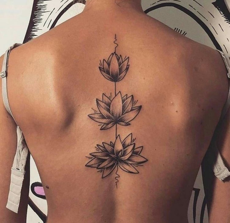 Тату лотоса на спине