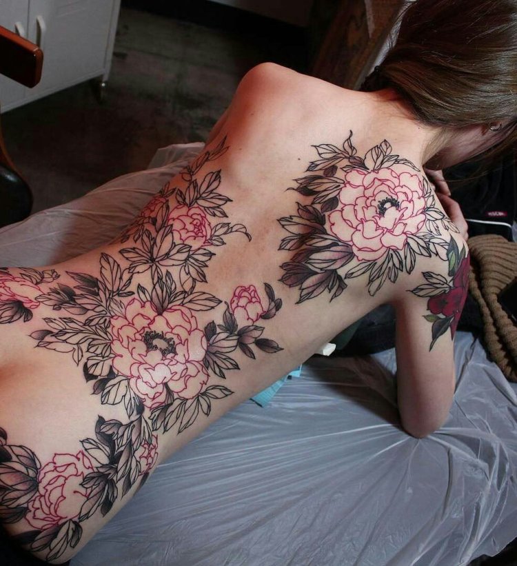 Татуировка на спине у девушки