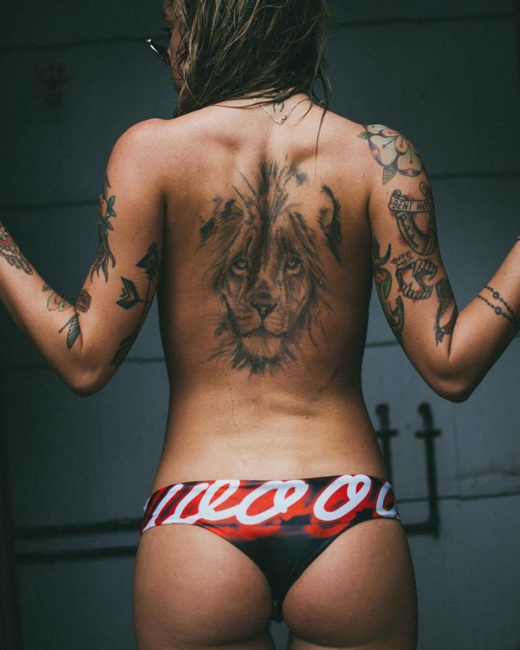 Тату Крылья бабочки на спине у девушек