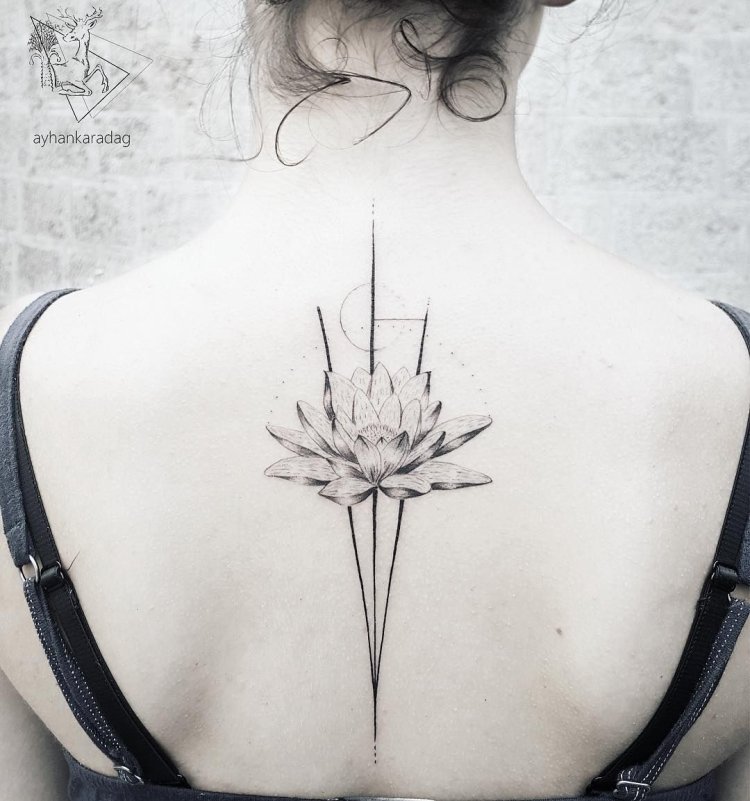Тату цветок на спине с линией