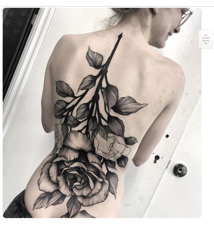 Цветочное тату на спине