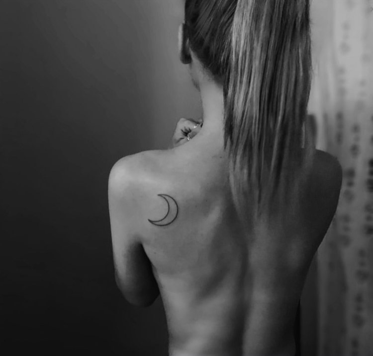 Тату корсет на спине