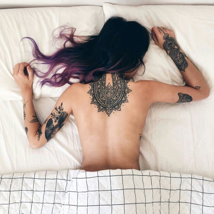 Мехенди на шее сзади