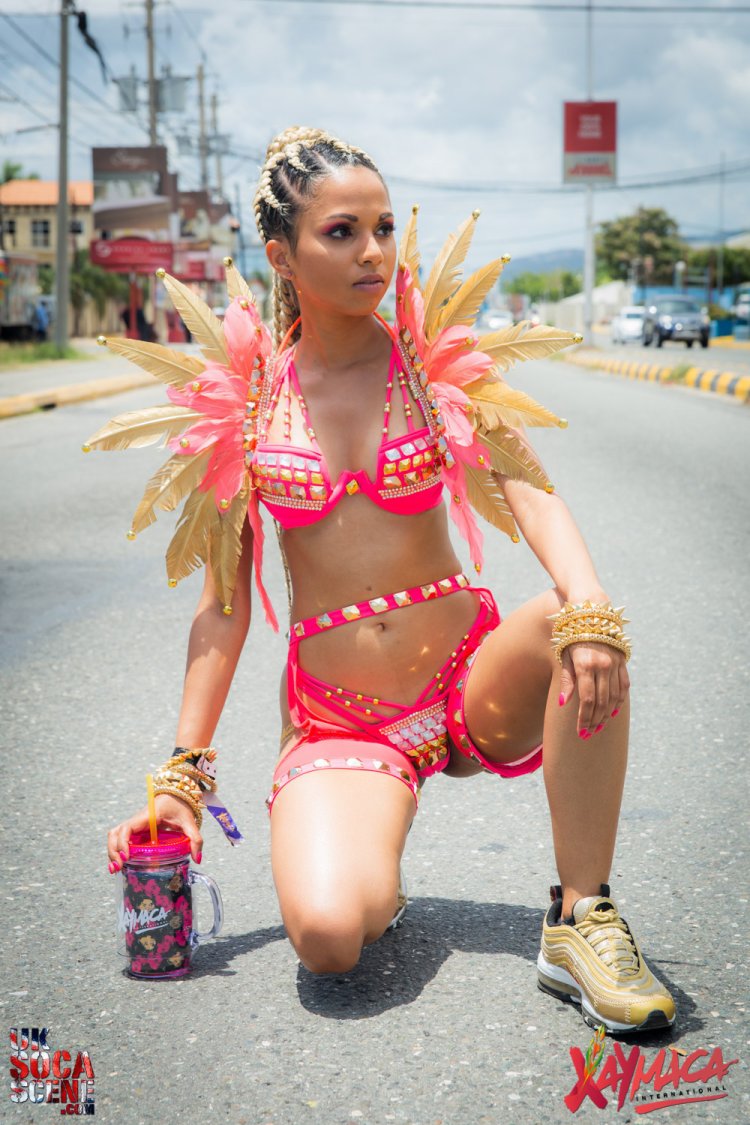 Рианна в карнавальном костюме