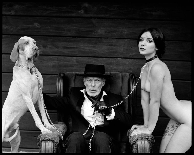 Девушка рабыня на поводке