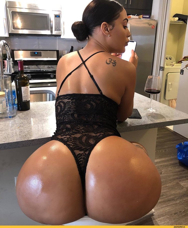 Жопа большая красивая