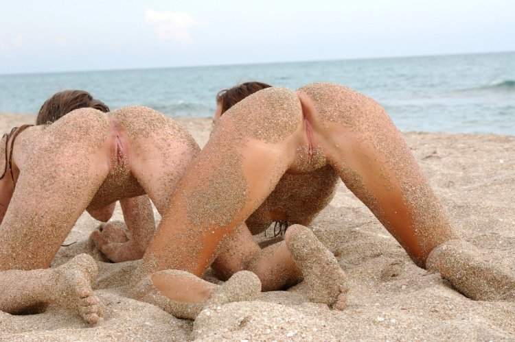 Голая киска на пляже на песке