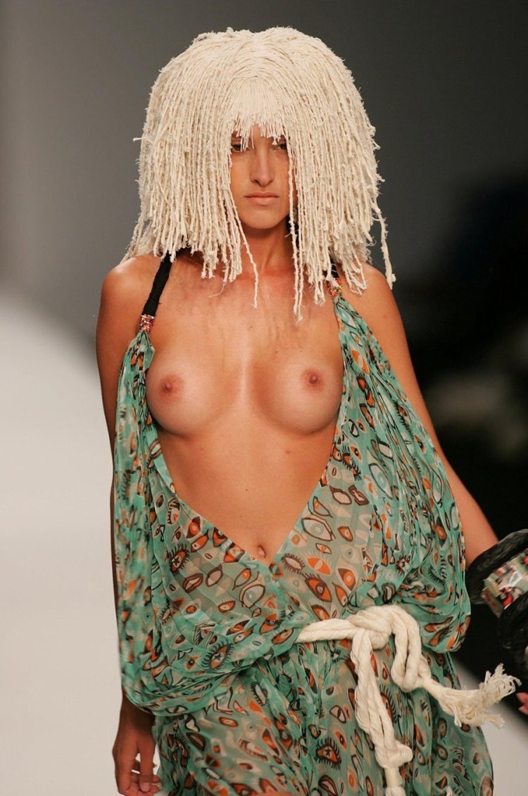 Голые фотомодели на показах