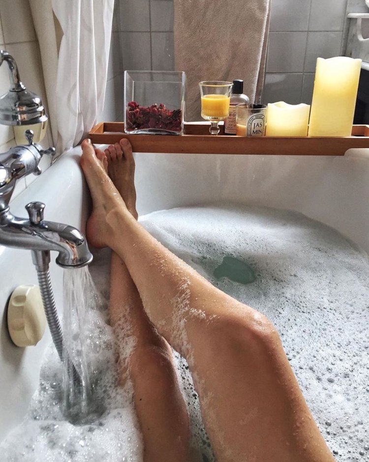 Стопы в ванне