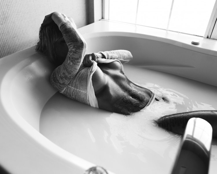 Ступни в ванной