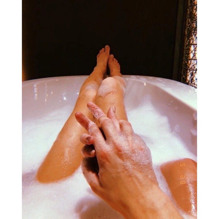 В ванной вдвоем