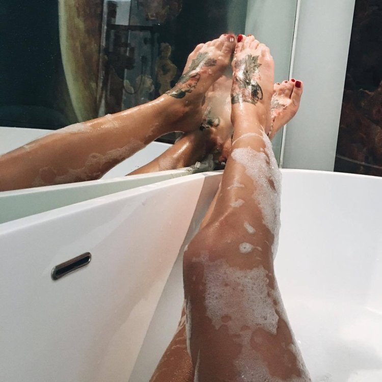 Женские ноги в ванной